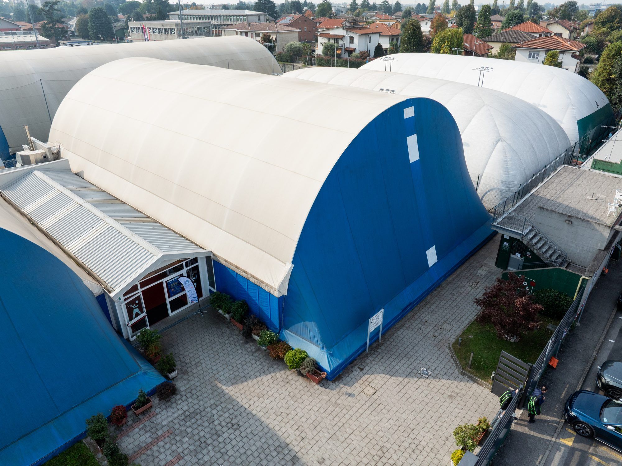Veduta aerea della sede: il Tennis Club Lainate, con le sue strutture coperte azzurre.