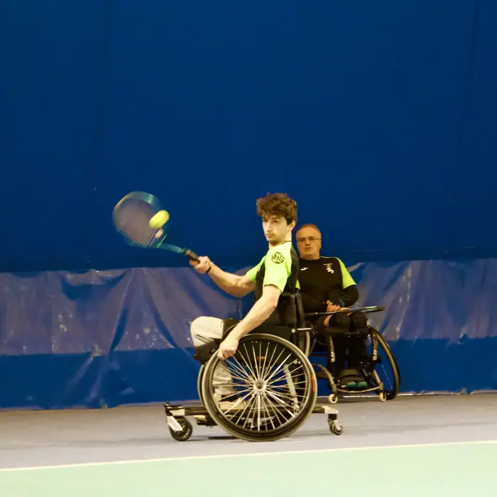 Dritto in uscita dal servizio, campo indoor.
